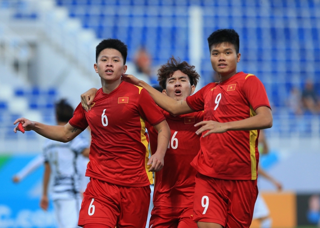Khoảnh khắc ăn mừng đầy cảm xúc khi Vũ Tiến Long ghi bàn vào lưới U23 Hàn Quốc - Ảnh 3.