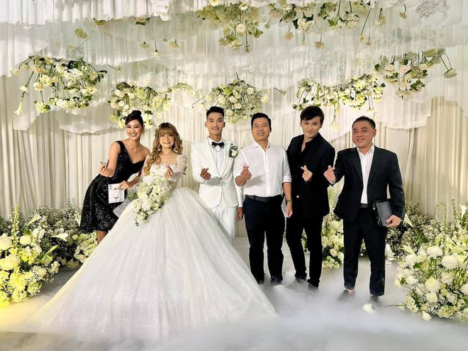 Đám cưới Mạc Văn Khoa: Nghệ sĩ Hoài Linh bất ngờ xuất hiện, dàn sao đình đám hội ngộ - Ảnh 9.