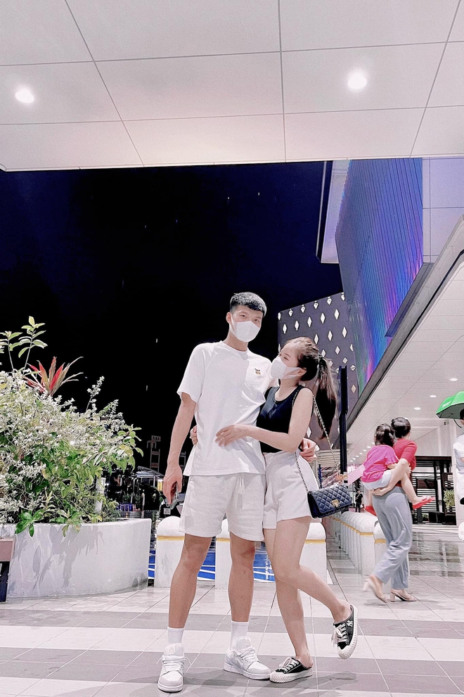 Hội cầu thủ U23 đã có vợ, bạn gái: Nửa kia toàn là “cực phẩm” - Ảnh 5.