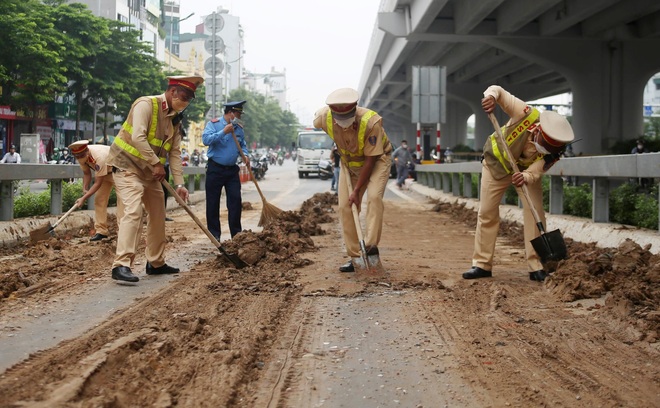 Cảnh sát giao thông vất vả dọn dẹp đất rơi vãi tại tuyến đường cao tốc đẹp nhất Hà Nội - Ảnh 4.