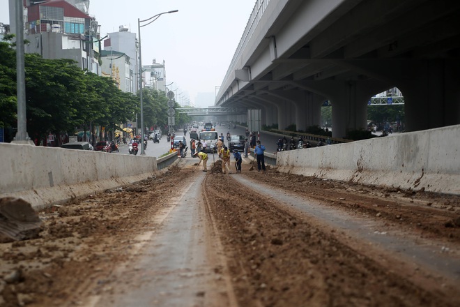 Cảnh sát giao thông vất vả dọn dẹp đất rơi vãi tại tuyến đường cao tốc đẹp nhất Hà Nội - Ảnh 1.