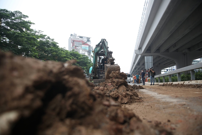 Cảnh sát giao thông vất vả dọn dẹp đất rơi vãi tại tuyến đường cao tốc đẹp nhất Hà Nội - Ảnh 7.