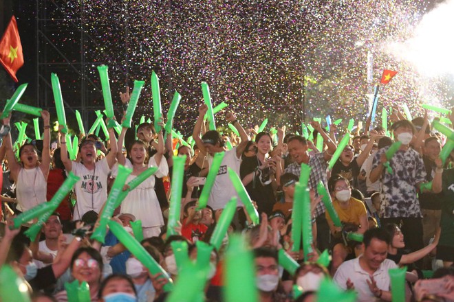 Khoảnh khắc vỡ òa hạnh phúc của hàng nghìn CĐV khi U23 Việt Nam giành vé vào tứ kết giải U23 châu Á - Ảnh 7.