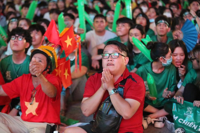 Khoảnh khắc vỡ òa hạnh phúc của hàng nghìn CĐV khi U23 Việt Nam giành vé vào tứ kết giải U23 châu Á - Ảnh 6.