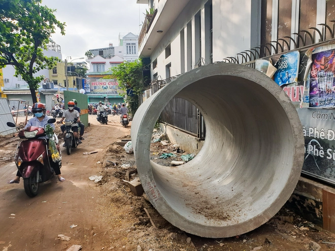 Hơn 100m đường gần sân bay Tân Sơn Nhất làm 2 năm chưa xong, mở cửa ra là thấy... ống cống - Ảnh 11.