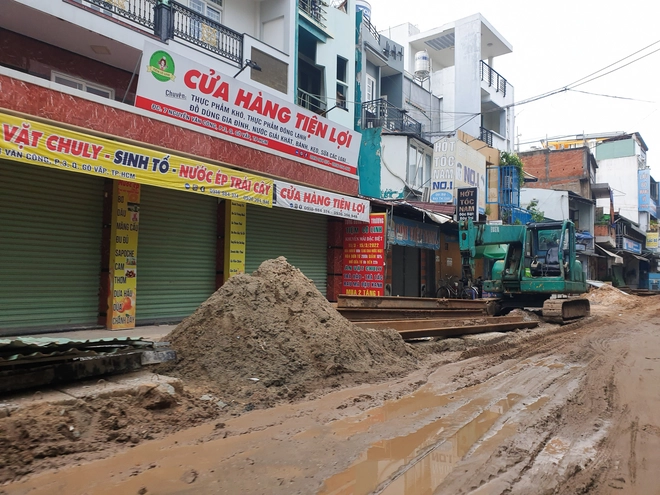 Hơn 100m đường gần sân bay Tân Sơn Nhất làm 2 năm chưa xong, mở cửa ra là thấy... ống cống - Ảnh 3.