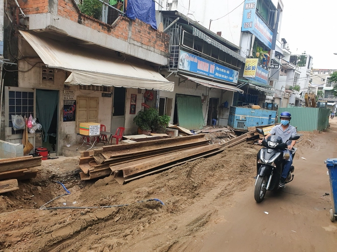 Hơn 100m đường gần sân bay Tân Sơn Nhất làm 2 năm chưa xong, mở cửa ra là thấy... ống cống - Ảnh 7.