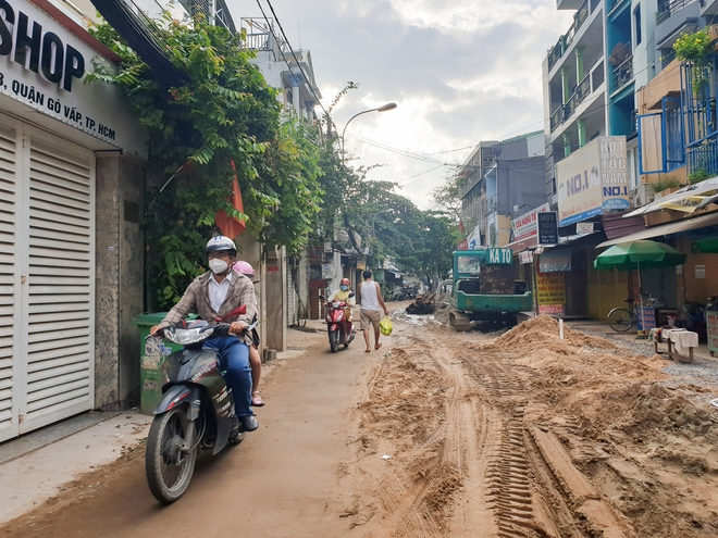 Hơn 100m đường gần sân bay Tân Sơn Nhất làm 2 năm chưa xong, mở cửa ra là thấy... ống cống - Ảnh 10.