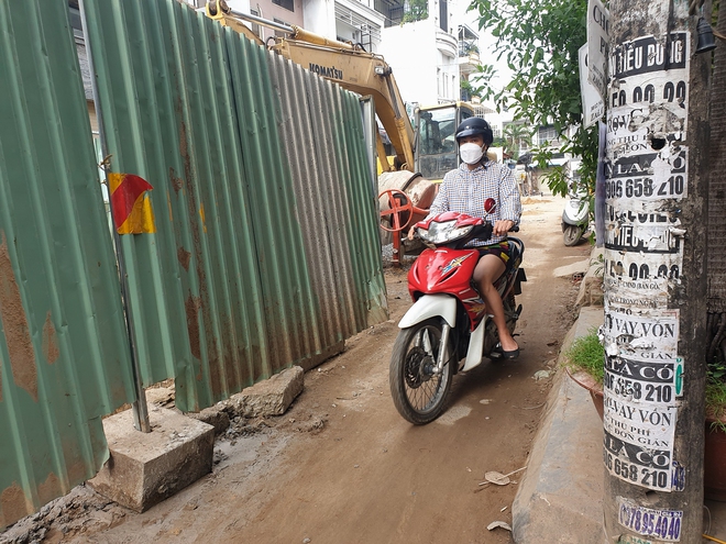 Hơn 100m đường gần sân bay Tân Sơn Nhất làm 2 năm chưa xong, mở cửa ra là thấy... ống cống - Ảnh 14.