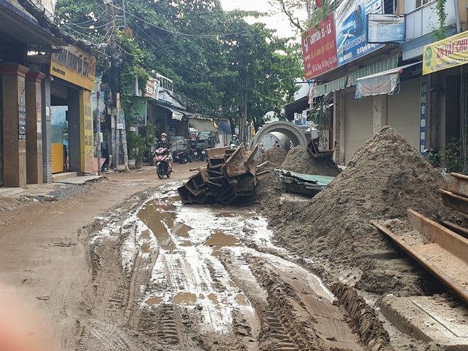 Hơn 100m đường gần sân bay Tân Sơn Nhất làm 2 năm chưa xong, mở cửa ra là thấy... ống cống - Ảnh 12.