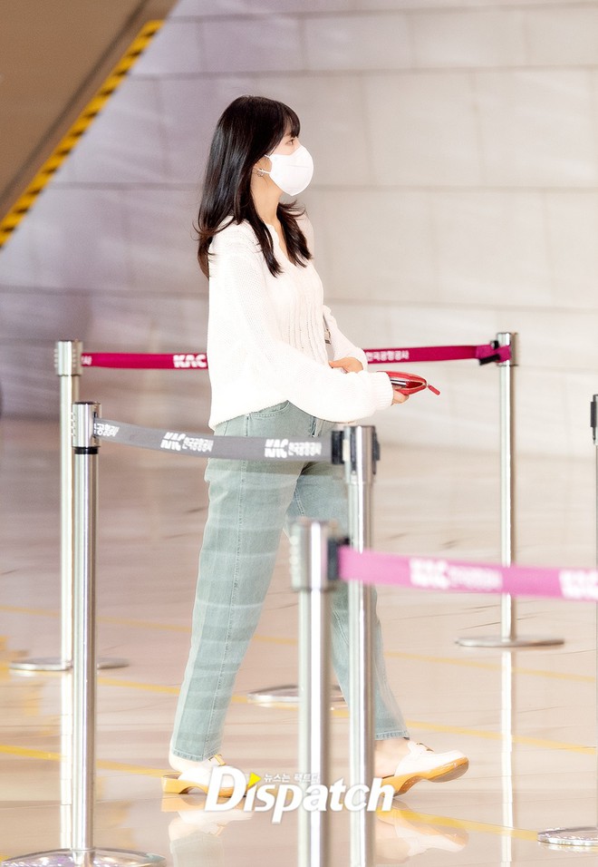 Song Hye Kyo kín mít vẫn đủ sức át nữ thần Irene, quân đoàn mỹ nhân Red Velvet và em gái BTS biến sân bay thành sàn diễn - Ảnh 13.