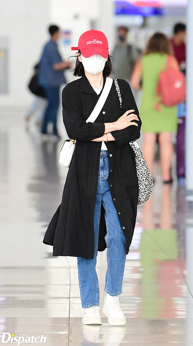 Song Hye Kyo kín mít vẫn đủ sức át nữ thần Irene, quân đoàn mỹ nhân Red Velvet và em gái BTS biến sân bay thành sàn diễn - Ảnh 2.