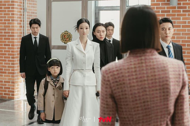 Học lỏm gu thời trang của Seo Ye Ji trong phim mới: cách phối đồ quen thuộc nhưng thần thái và quyền lực vô cùng  - Ảnh 7.
