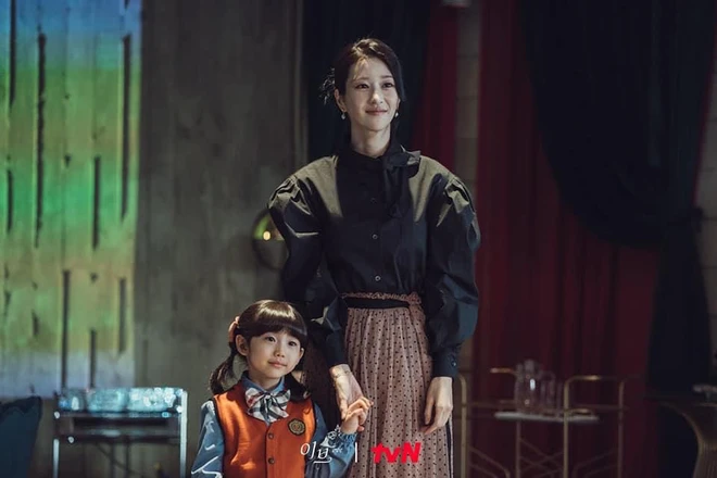 Học lỏm gu thời trang của Seo Ye Ji trong phim mới: cách phối đồ quen thuộc nhưng thần thái và quyền lực vô cùng  - Ảnh 4.
