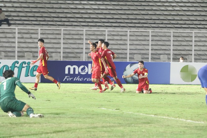 U19 Việt Nam và Thái Lan dắt tay nhau vào bán kết, chủ nhà Indonesia thắng 5-1 vẫn bị loại cay đắng - Ảnh 3.