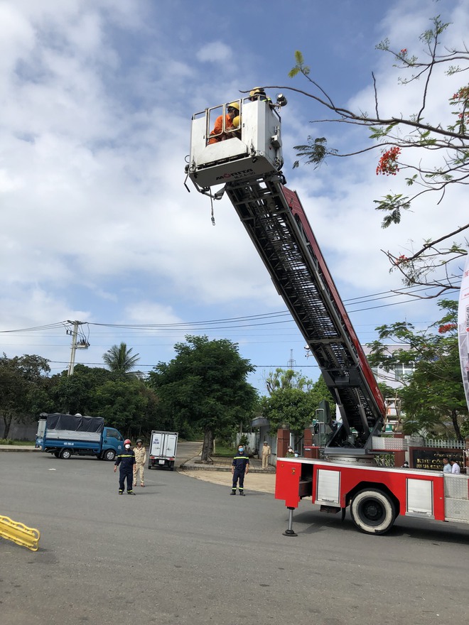 Cảnh sát giải cứu thanh niên 20 tuổi bị điện giật, mắc kẹt trên trụ điện trung thế - Ảnh 2.