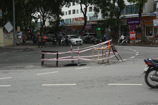 Hà Nội: Bất ngờ xuất hiện hố sụt sâu 1m giữa phố - Ảnh 1.
