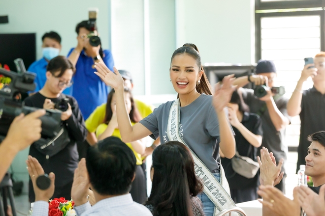 Ngọc Châu về nhà hậu đăng quang: Người dân Tây Ninh vây kín vui như hội, hoa hậu gây chú ý với vẻ ngoài giản dị - Ảnh 5.