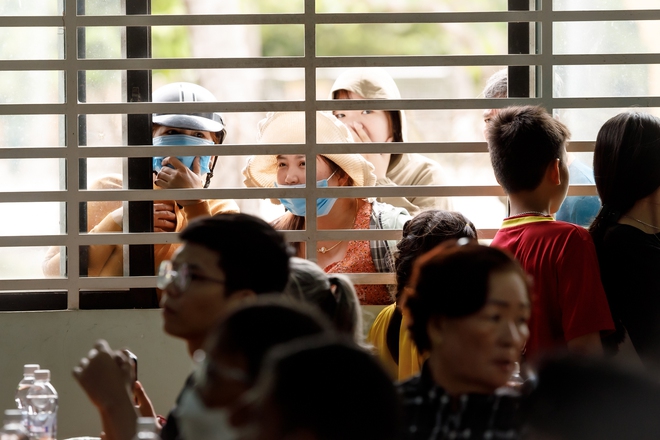 Ngọc Châu về nhà hậu đăng quang: Người dân Tây Ninh vây kín vui như hội, hoa hậu gây chú ý với vẻ ngoài giản dị - Ảnh 4.