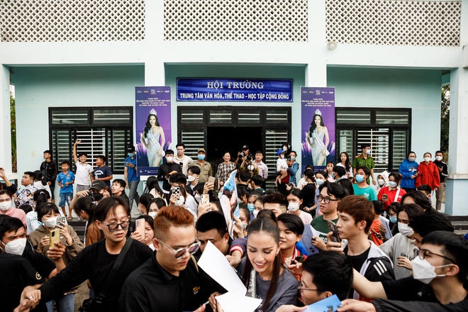 Ngọc Châu về nhà hậu đăng quang: Người dân Tây Ninh vây kín vui như hội, hoa hậu gây chú ý với vẻ ngoài giản dị - Ảnh 24.