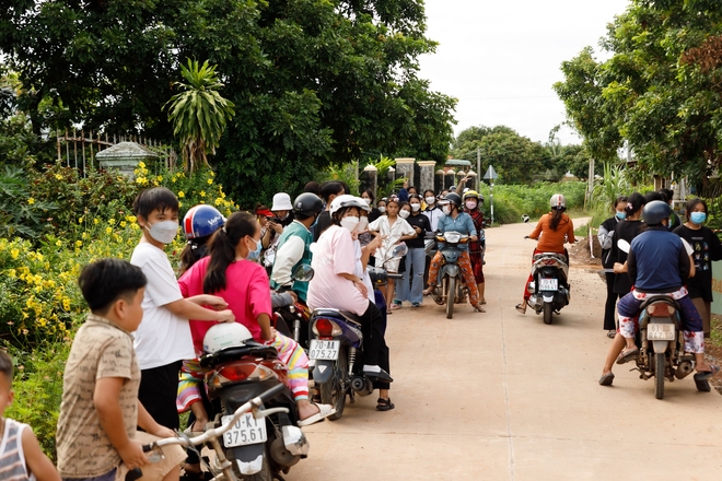 Ngọc Châu về nhà hậu đăng quang: Người dân Tây Ninh vây kín vui như hội, hoa hậu gây chú ý với vẻ ngoài giản dị - Ảnh 15.