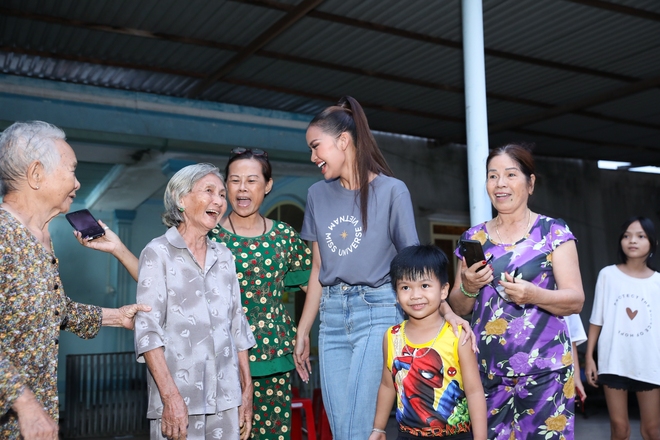 Ngọc Châu về nhà hậu đăng quang: Người dân Tây Ninh vây kín vui như hội, hoa hậu gây chú ý với vẻ ngoài giản dị - Ảnh 19.