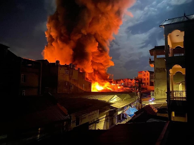 Bắc Ninh: Cháy chợ Đọ Xá trong đêm, tiểu thương khóc ròng khi hơn 100 gian hàng bị thiêu rụi - Ảnh 1.