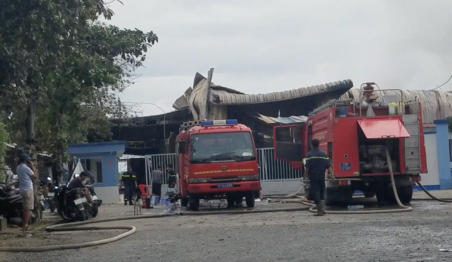 TP.HCM: Xưởng hoá chất cháy 4 ngày liên tiếp, hàng trăm hộ dân phải đi lánh nạn vì khí độc phát ra - Ảnh 2.