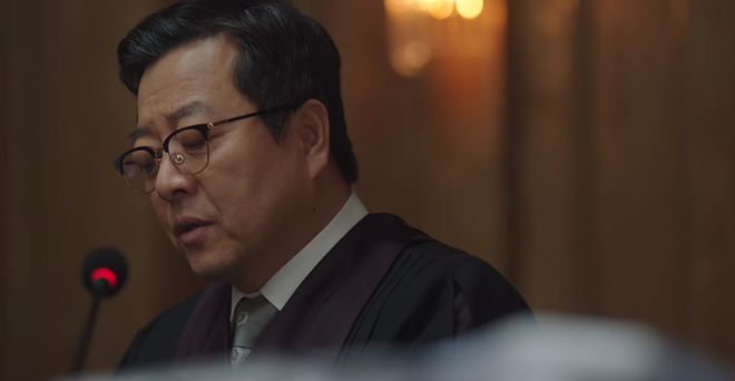 Extraordinary Attorney Woo tập 6: Park Eun Bin vỡ mộng khi Kang Tae Oh ở bên cô gái khác, chuyện gì đây? - Ảnh 7.