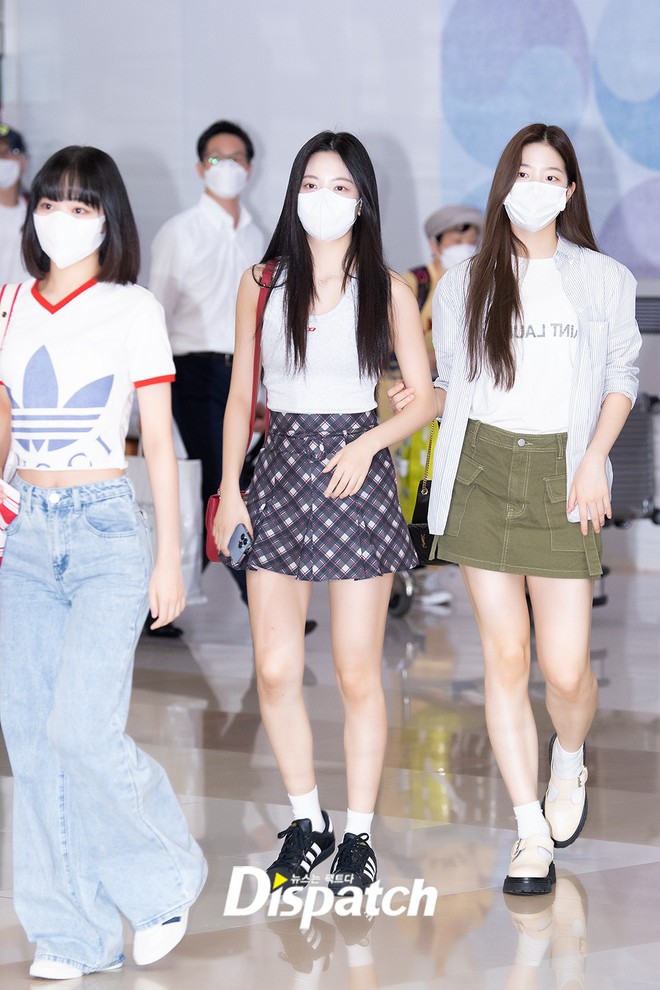 Park Seo Joon như đi catwalk tại sân bay, Mina (TWICE) được dàn vệ sĩ hộ tống vẫn lép vế trước sắc vóc của em gái BTS - Ảnh 23.