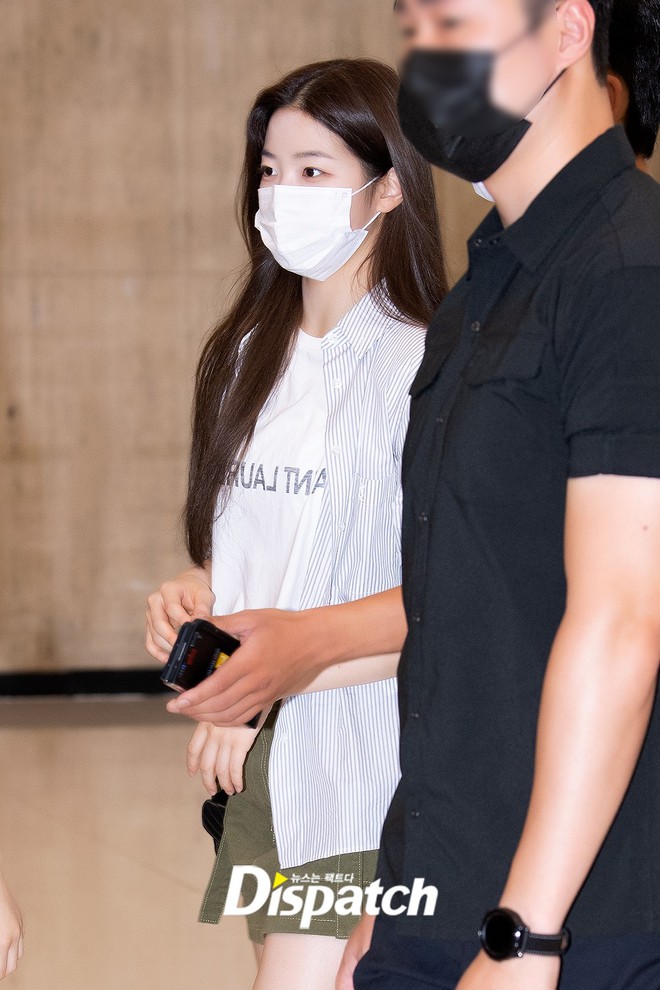 Park Seo Joon như đi catwalk tại sân bay, Mina (TWICE) được dàn vệ sĩ hộ tống vẫn lép vế trước sắc vóc của em gái BTS - Ảnh 18.