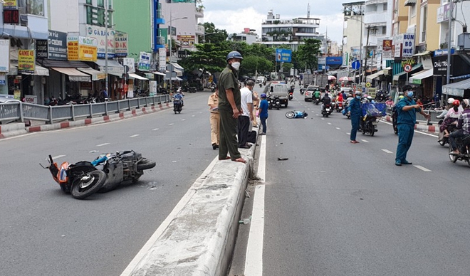 TP.HCM: Đột ngột ngã sang phần đường ngược chiều, người đàn ông va chạm với xe máy tử vong  - Ảnh 1.