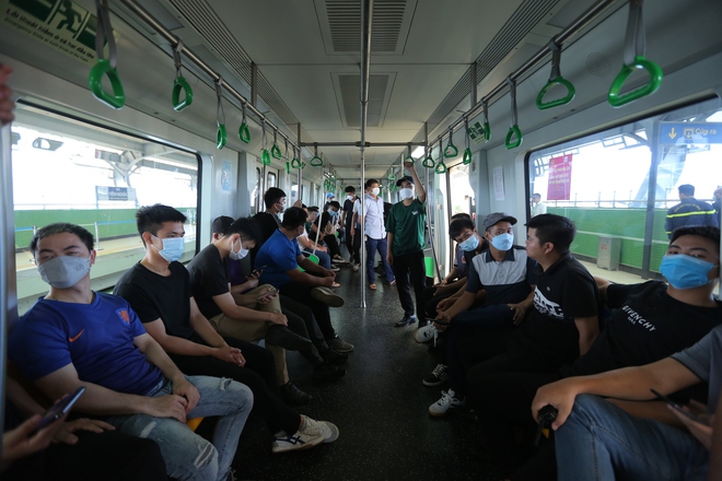 Ảnh: Diễn tập tình huống hành khách ngạt khói, ngất xỉu trên tàu điện Cát Linh - Hà Đông - Ảnh 1.
