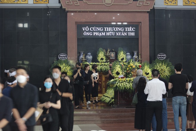 Tang lễ Xuân Thi (Small Fire) tại Hà Nội: Người thân bật khóc nghẹn ngào, Tùng Dương và đại diện Bức Tường đến viếng - Ảnh 3.