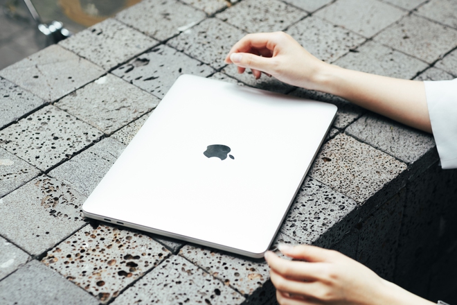 Trải nghiệm nhanh MacBook Pro M2: Hiệu năng vượt trội có bù được thiết kế nhàm chán? - Ảnh 1.
