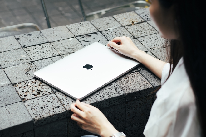 Trải nghiệm nhanh MacBook Pro M2: Hiệu năng vượt trội có bù được thiết kế nhàm chán? - Ảnh 2.