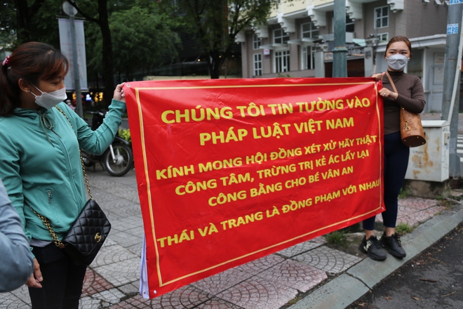 Trước giờ diễn ra phiên xử bé gái 8 tuổi bị dì ghẻ bạo hành đến tử vong: Người dân chờ một bản án công bằng? - Ảnh 1. Trước giờ diễn ra phiên xử bé gái 8 tuổi bị dì ghẻ bạo hành đến tử vong: Người dân chờ một bản án công bằng? - Ảnh 1.