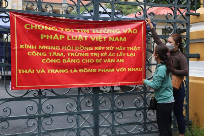 Trước giờ diễn ra phiên xử bé gái 8 tuổi bị dì ghẻ bạo hành đến tử vong: Người dân chờ một bản án công bằng? - Ảnh 4. Trước giờ diễn ra phiên xử bé gái 8 tuổi bị dì ghẻ bạo hành đến tử vong: Người dân chờ một bản án công bằng? - Ảnh 4.