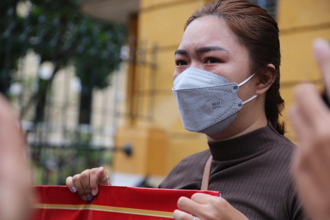 Trước giờ diễn ra phiên xử bé gái 8 tuổi bị dì ghẻ bạo hành đến tử vong: Người dân chờ một bản án công bằng? - Ảnh 3. Trước giờ diễn ra phiên xử bé gái 8 tuổi bị dì ghẻ bạo hành đến tử vong: Người dân chờ một bản án công bằng? - Ảnh 3.