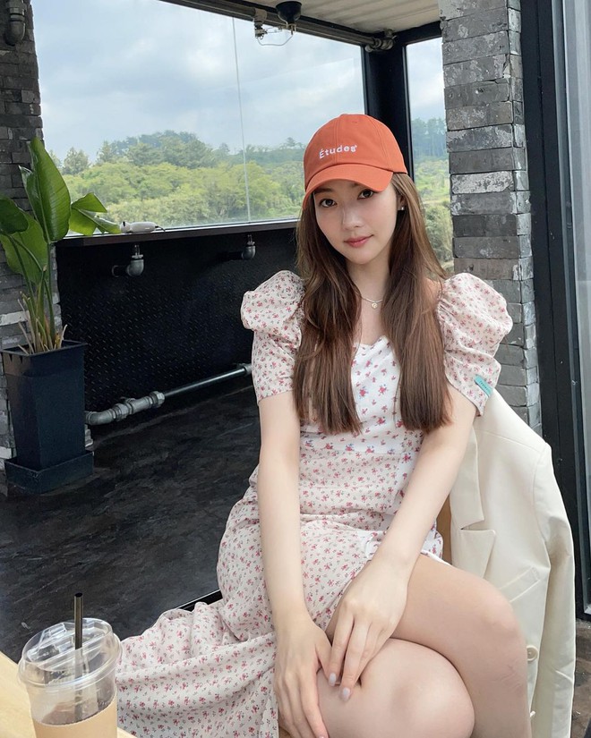 Hè này ngắm Instagram của sao Hàn, bạn sẽ tìm được kha khá gợi ý váy áo xinh như mộng để diện  - Ảnh 10.