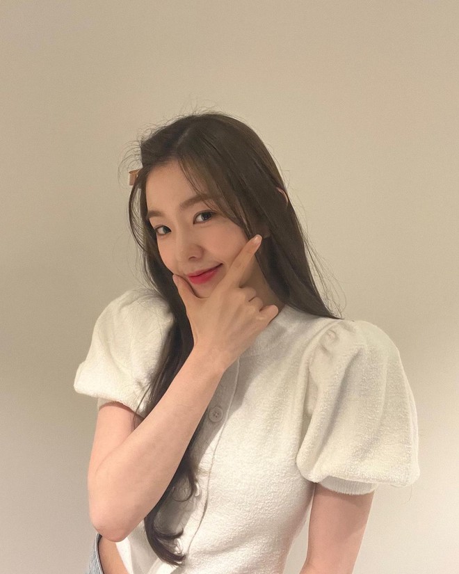 Hè này ngắm Instagram của sao Hàn, bạn sẽ tìm được kha khá gợi ý váy áo xinh như mộng để diện  - Ảnh 4.