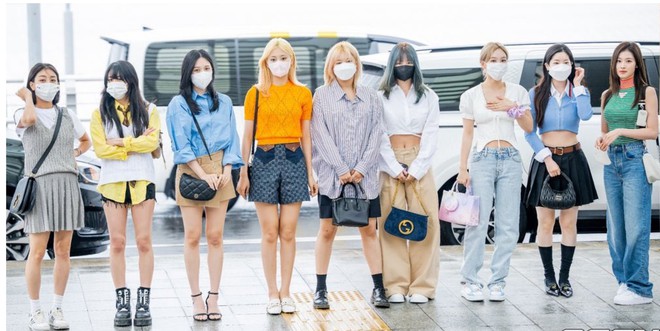 TWICE - Red Velvet rủ nhau đổ bộ sân bay, tạo nên cuộc đọ sắc vóc thể hiện gu thời trang thời thượng - Ảnh 1.