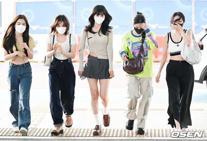 TWICE - Red Velvet rủ nhau đổ bộ sân bay, tạo nên cuộc đọ sắc vóc thể hiện gu thời trang thời thượng - Ảnh 4.