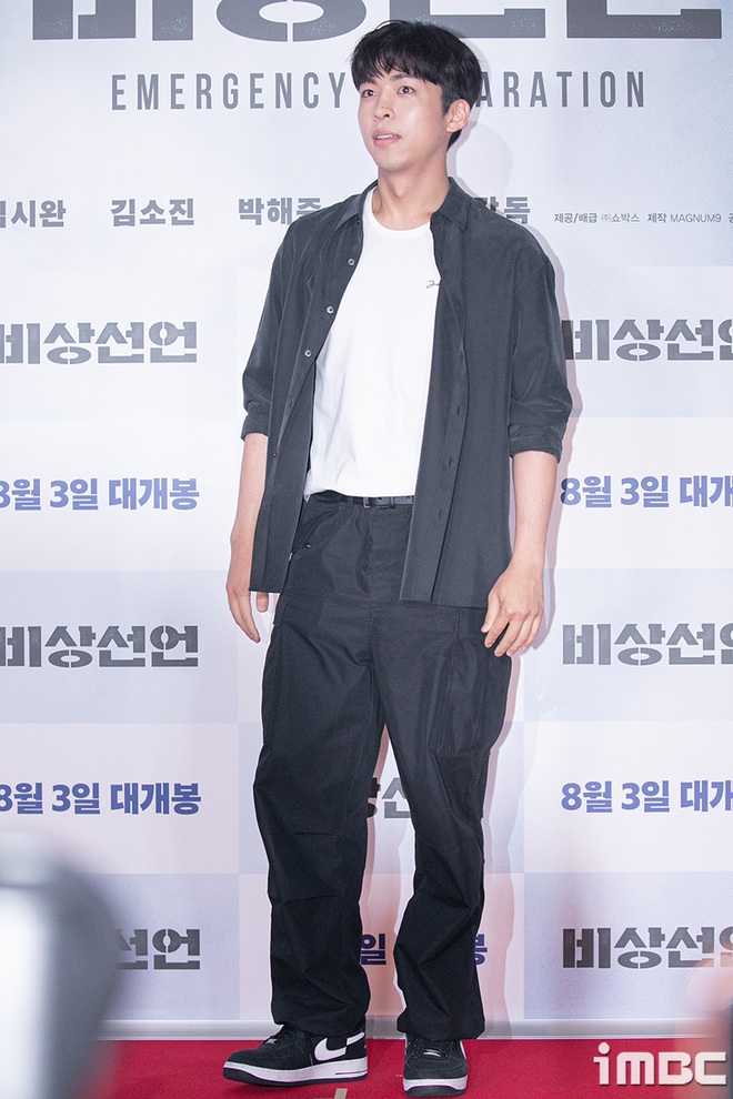Jin (BTS) và Kang Tae Oh gây bão vì quá đẹp trai, mỹ nhân Vườn Sao Băng dẫn đầu 40 sao hạng A đổ bộ thảm đỏ công chiếu - Ảnh 15.