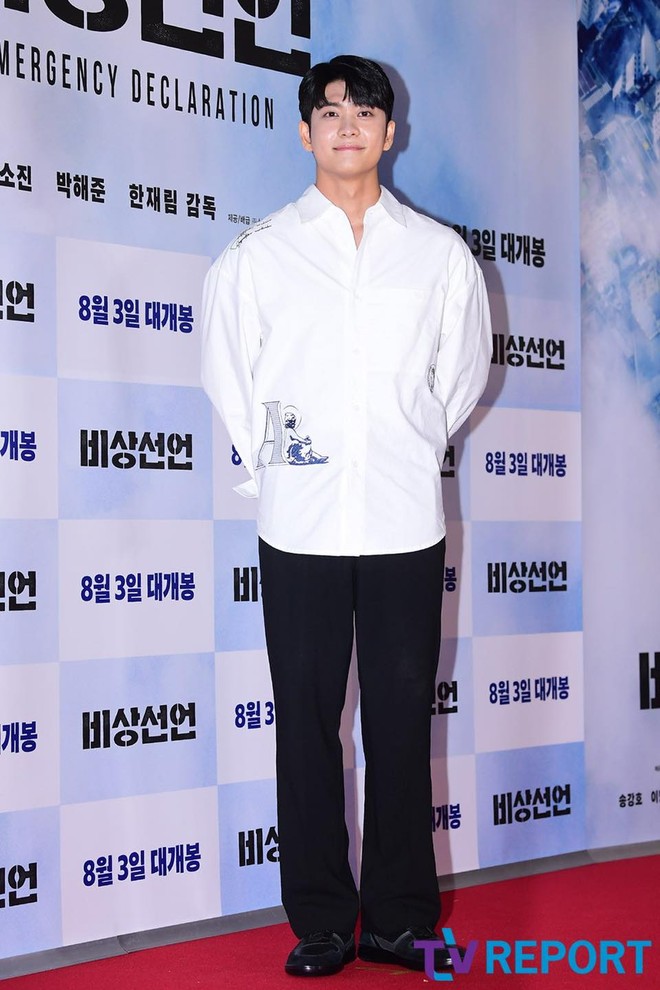Jin (BTS) và Kang Tae Oh gây bão vì quá đẹp trai, mỹ nhân Vườn Sao Băng dẫn đầu 40 sao hạng A đổ bộ thảm đỏ công chiếu - Ảnh 1.