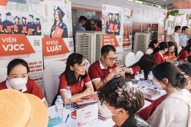 Chùm ảnh: Dàn nữ sinh xinh xắn chiếm sóng trong ngày hội Tư vấn xét tuyển Đại học, Cao đẳng 2022 - Ảnh 3.