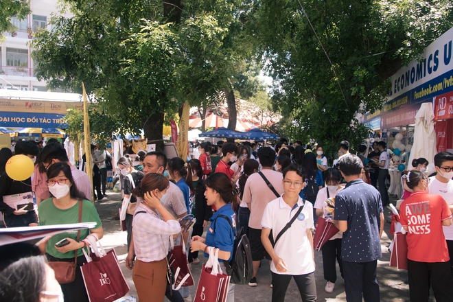 Chùm ảnh: Dàn nữ sinh xinh xắn chiếm sóng trong ngày hội Tư vấn xét tuyển Đại học, Cao đẳng 2022 - Ảnh 2.