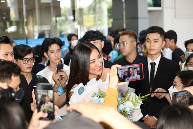 Kim Duyên được chào đón khi về nước sau thành tích Á hậu 2 Hoa hậu Siêu quốc gia 2022  - Ảnh 6.