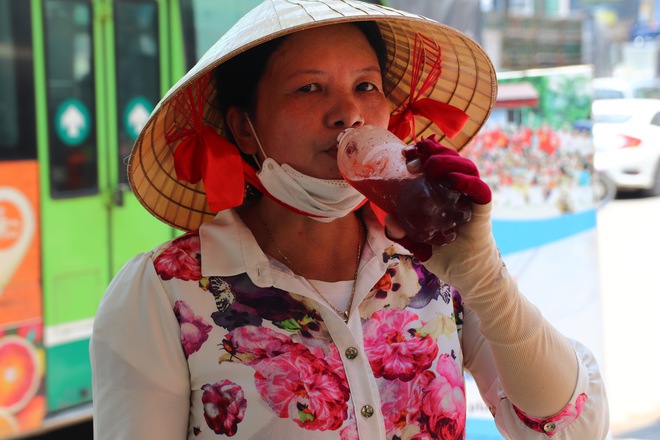 Ở đây tặng nước lạnh miễn phí - Khi người lao động nghèo ở Hà Nội được giải nhiệt bằng sự tử tế - Ảnh 8.