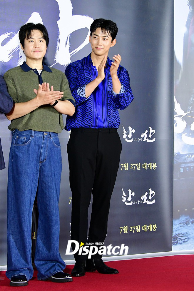 Park Bo Gum soái đến mức át cả 2 nam thần Kpop, Eunjung - TWICE đọ sắc gay cấn bên quân đoàn sao ở thảm đỏ công chiếu - Ảnh 3.